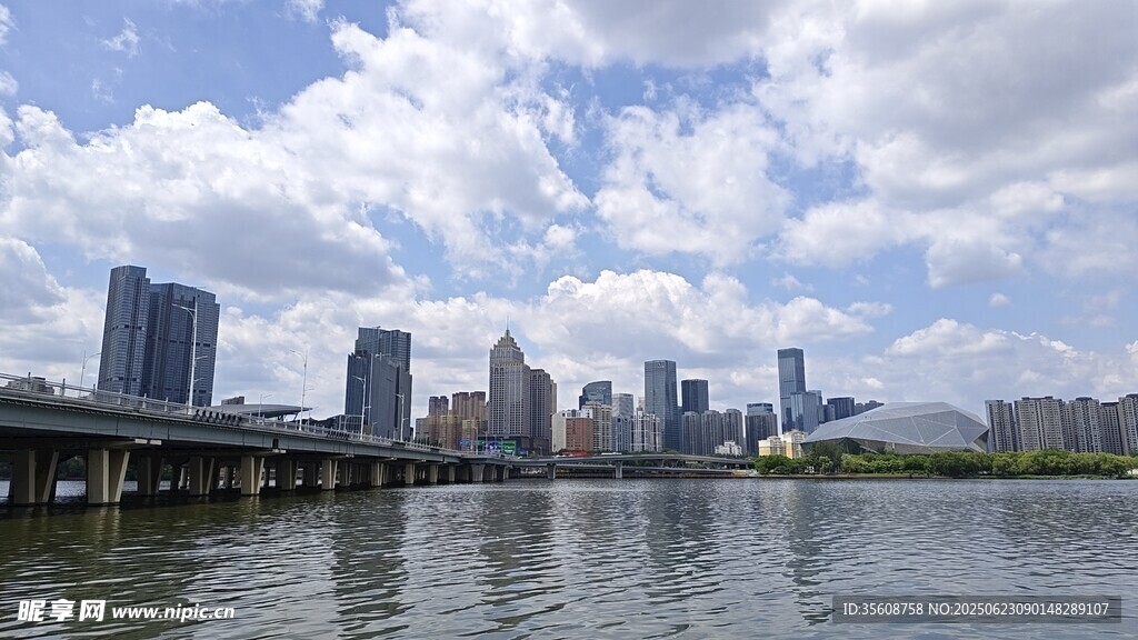 城市河畔天际线景观