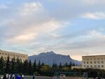 校园外的远山与建筑美景
