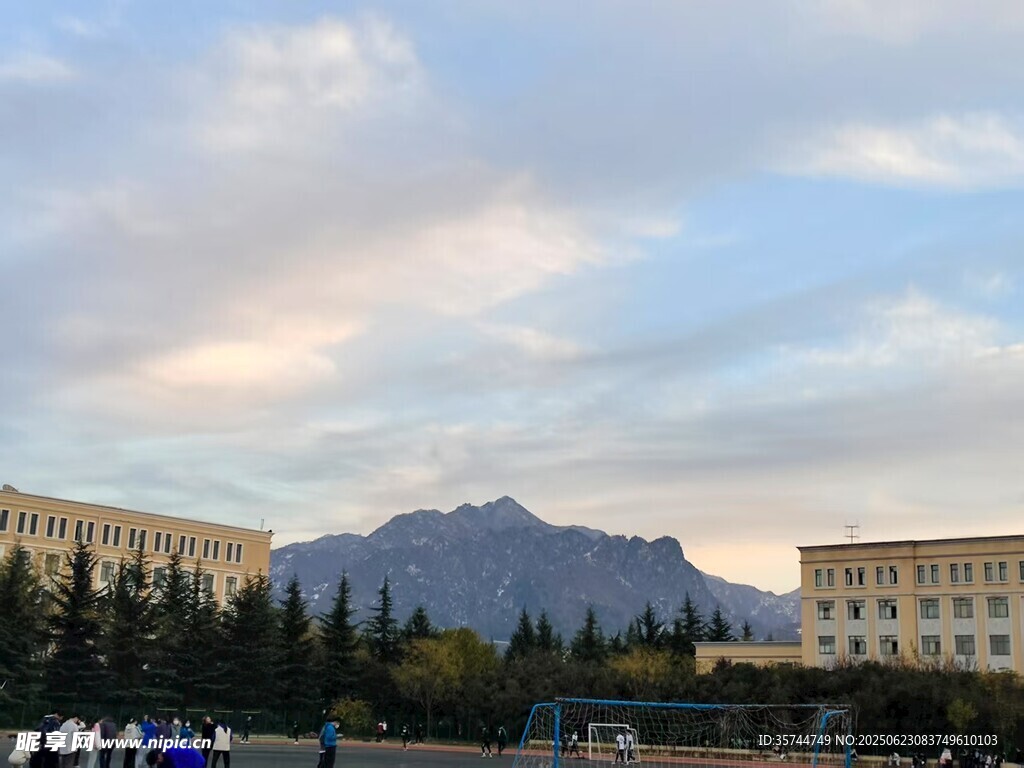 校园外的远山与建筑美景