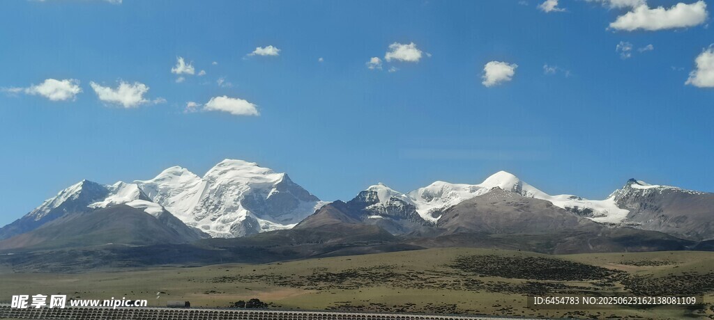 壮丽雪山蓝天白云美景