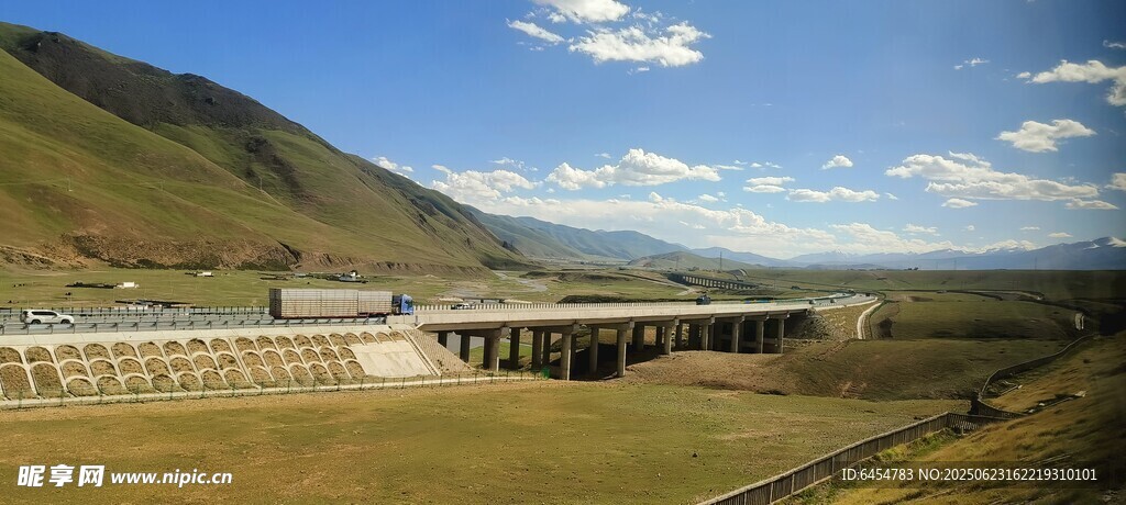 草原上的建筑群