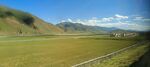 草原风光 远处山峦与蓝天