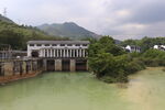 山间河畔的宏伟水闸建筑