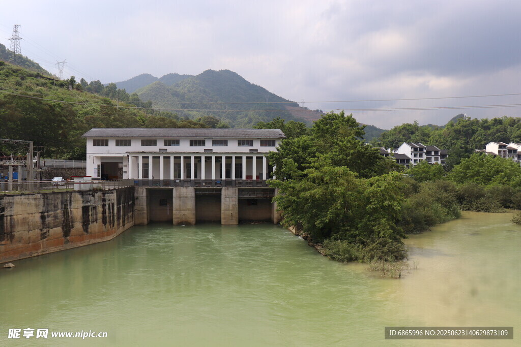山间河畔的宏伟水闸建筑