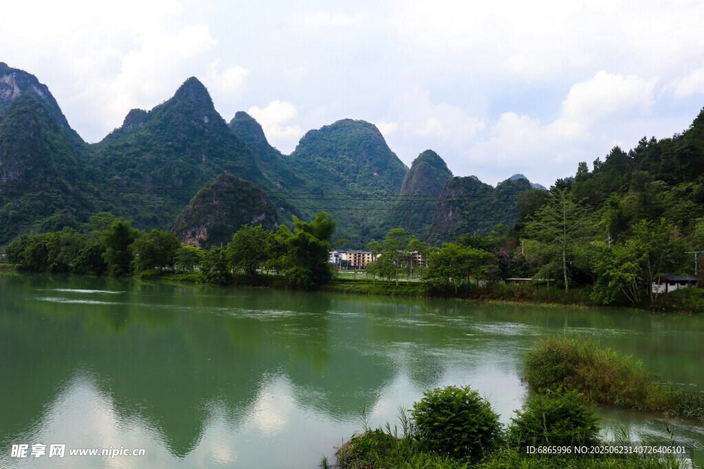 秀丽山水风光图