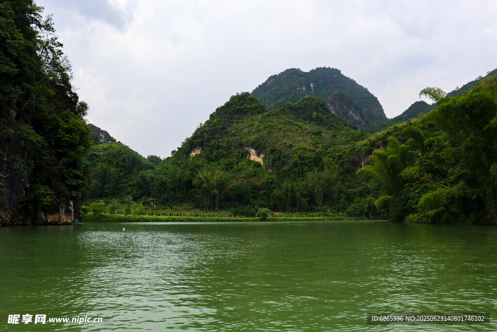 青山绿水间的秀丽河景