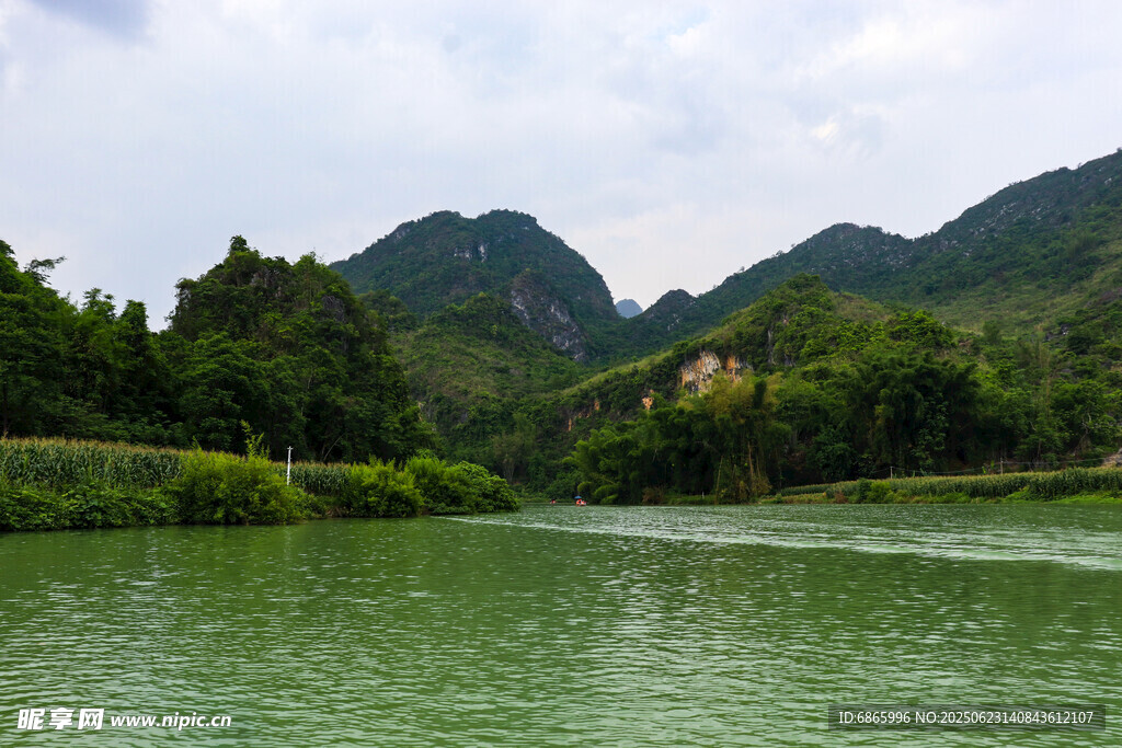 青山绿水间的宁静湖泊