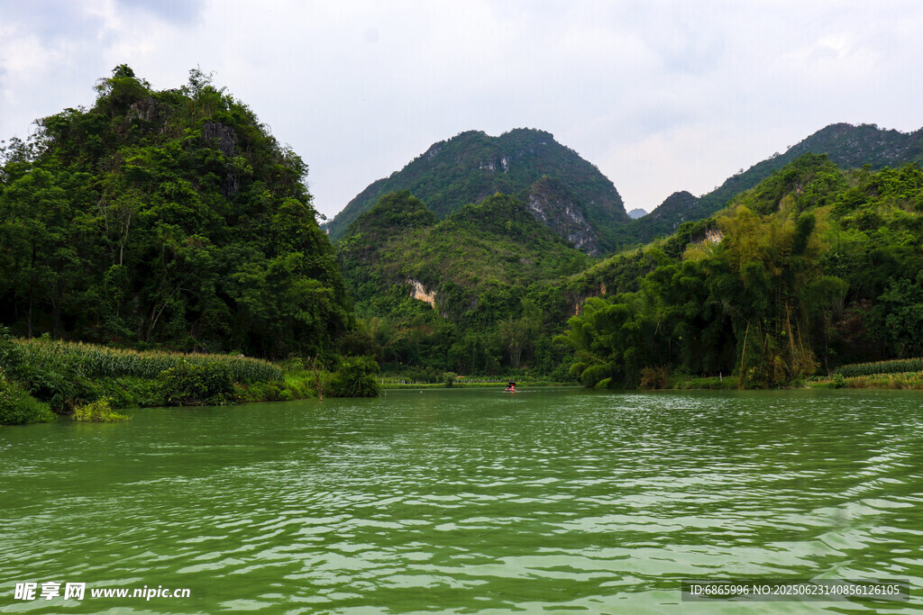青山绿水间的秀丽河景