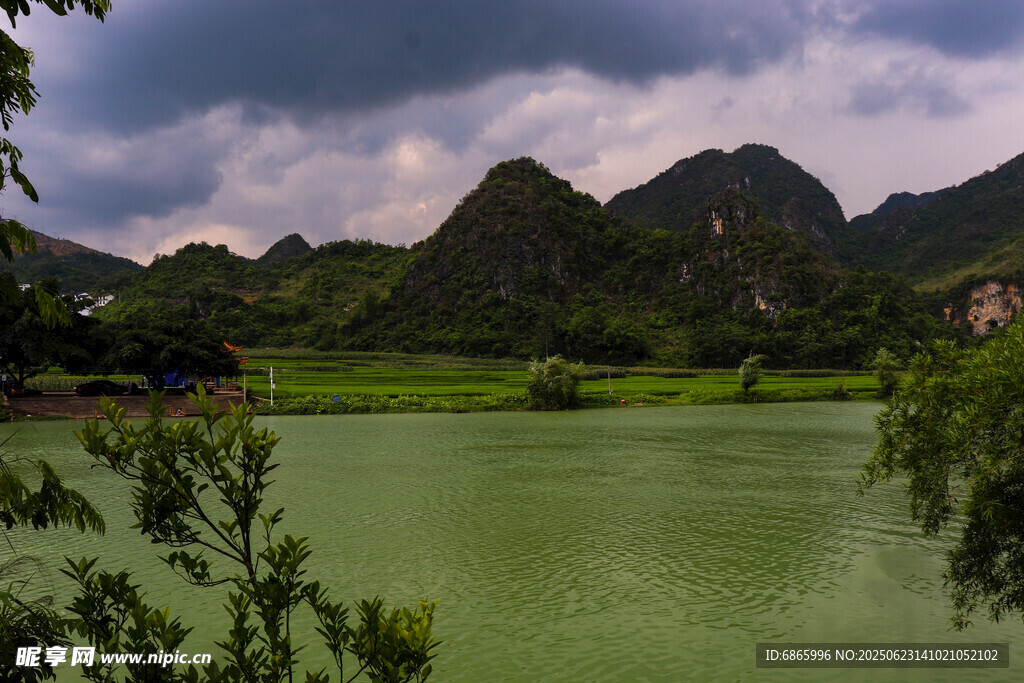 青山绿水间的宁静湖景