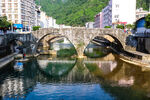 古石桥横跨宁静河水