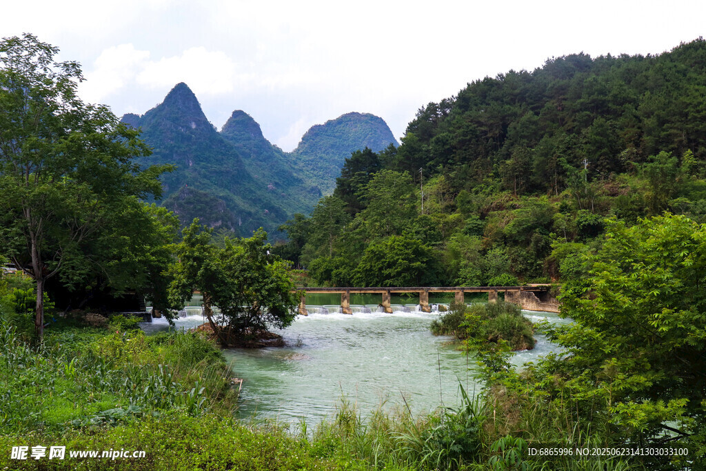 青山绿水间的秀丽河谷