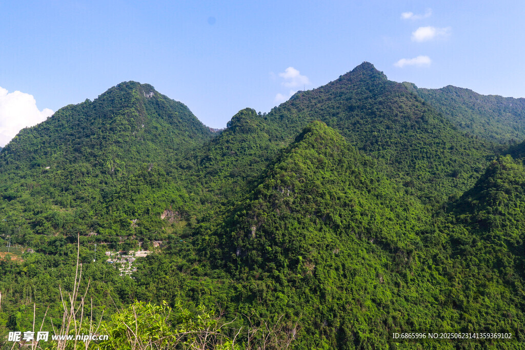 翠绿山峦美景