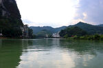 山水相依的静谧湖景