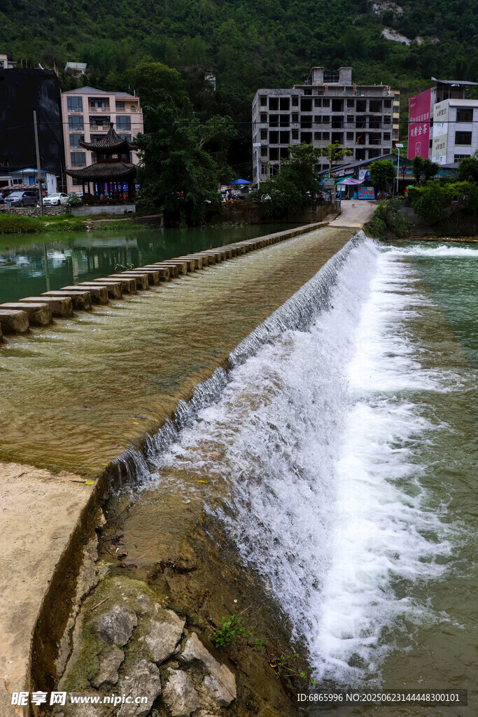 河边水坝水流湍急景象