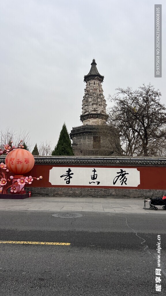 塔前的城市景象