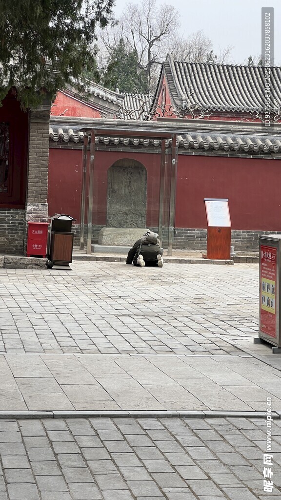 古建寺庙的虔诚教徒