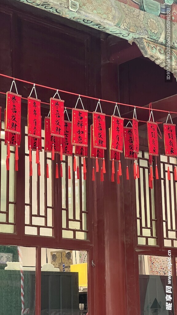 中式建筑挂红灯笼