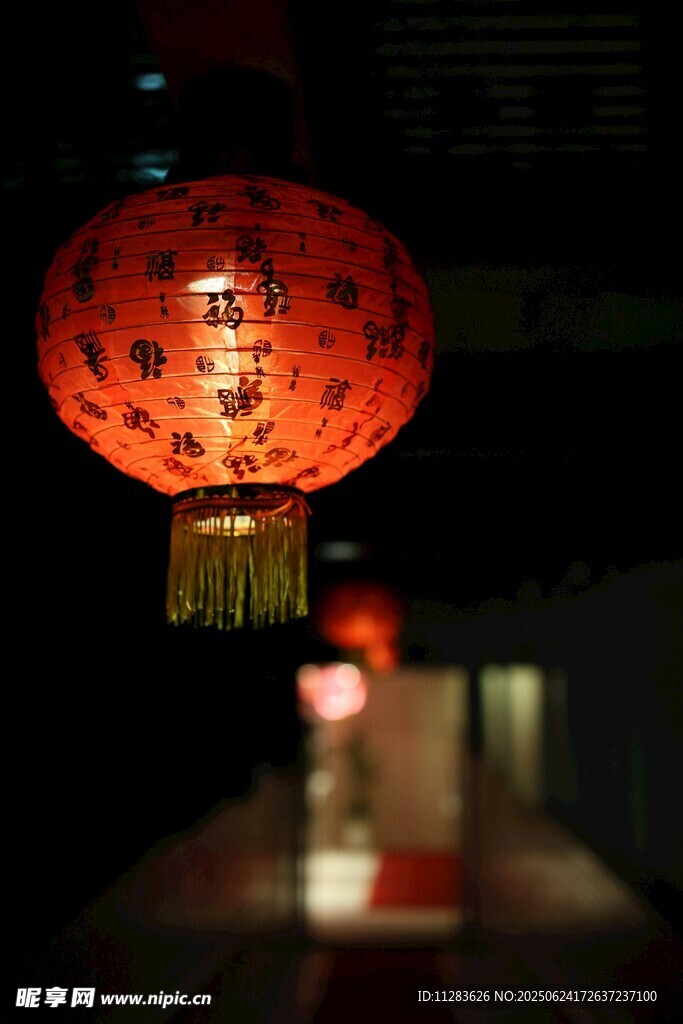 红灯笼点亮传统氛围