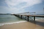 海边栈桥延伸至碧海蓝天