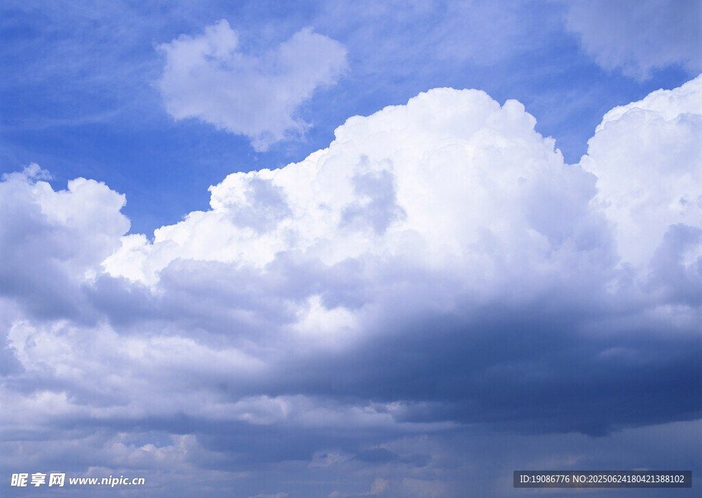 蓝天中的蓬松白云