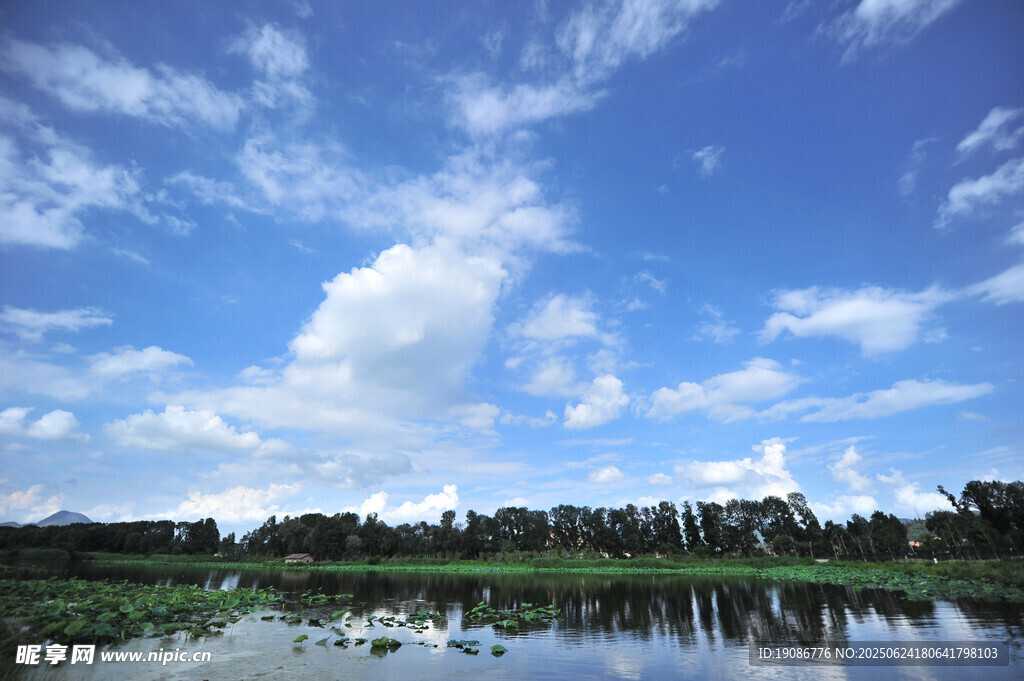 湖畔蓝天美景