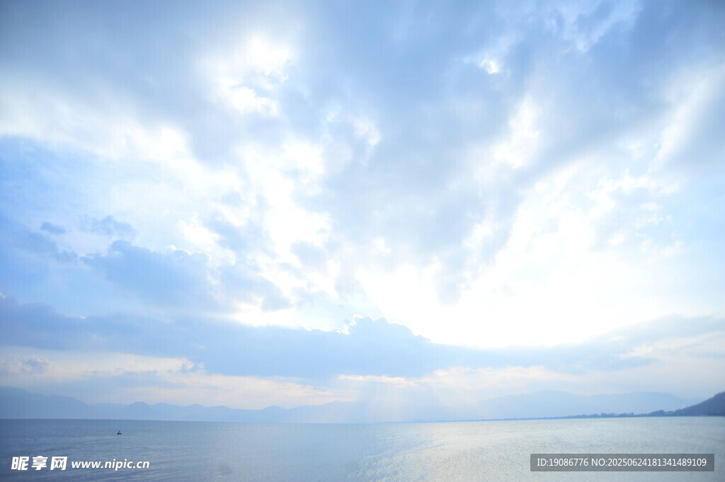 海边晴空云影映于海面