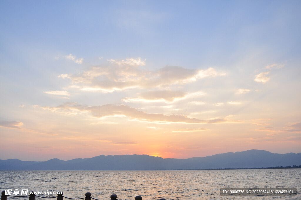 湖畔日落美景
