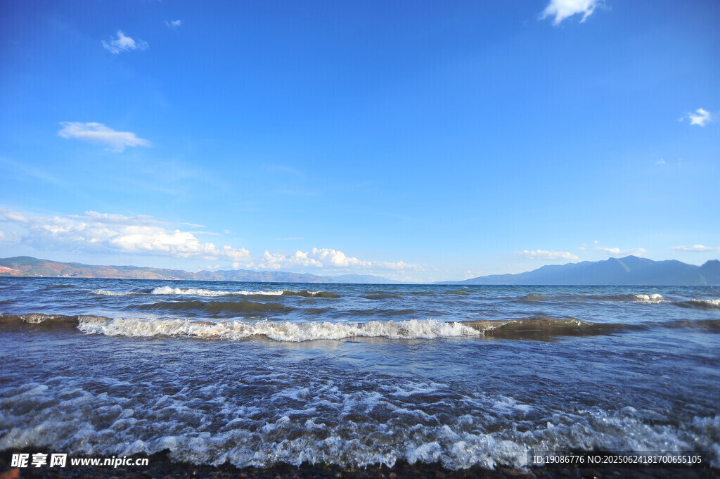 蓝色大海与远处山峦美景