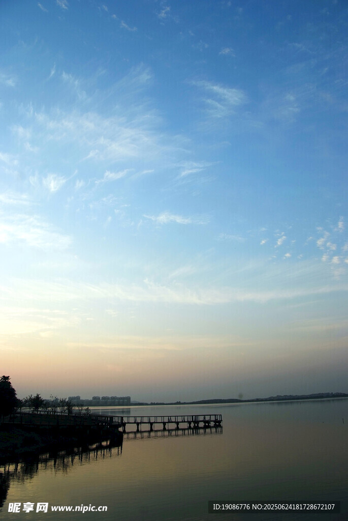 湖畔黄昏美景