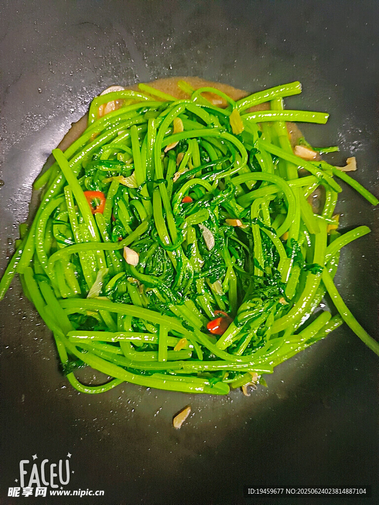 锅中翻炒的鲜嫩青菜