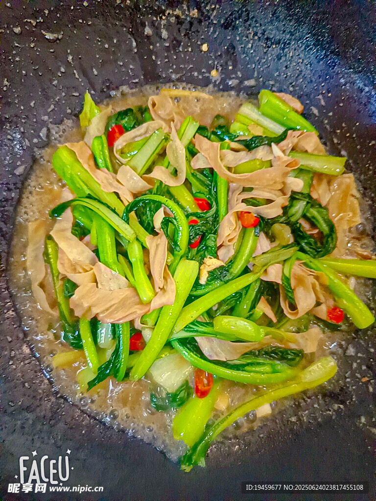 青菜豆皮锅中烹饪