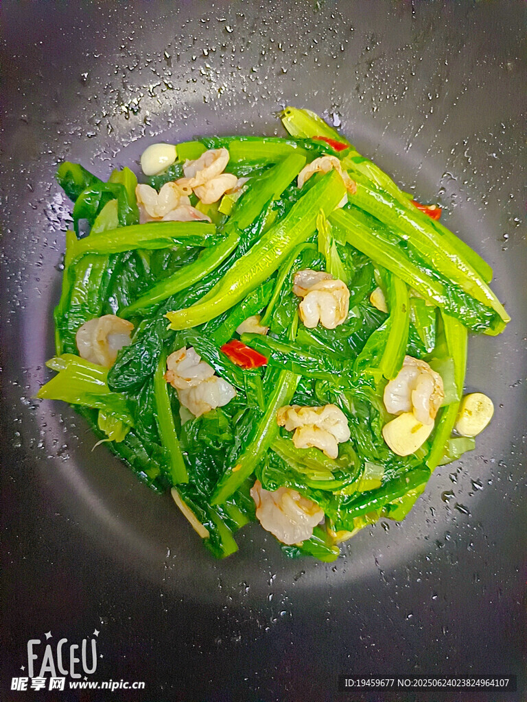 锅中炒制的油麦菜虾仁