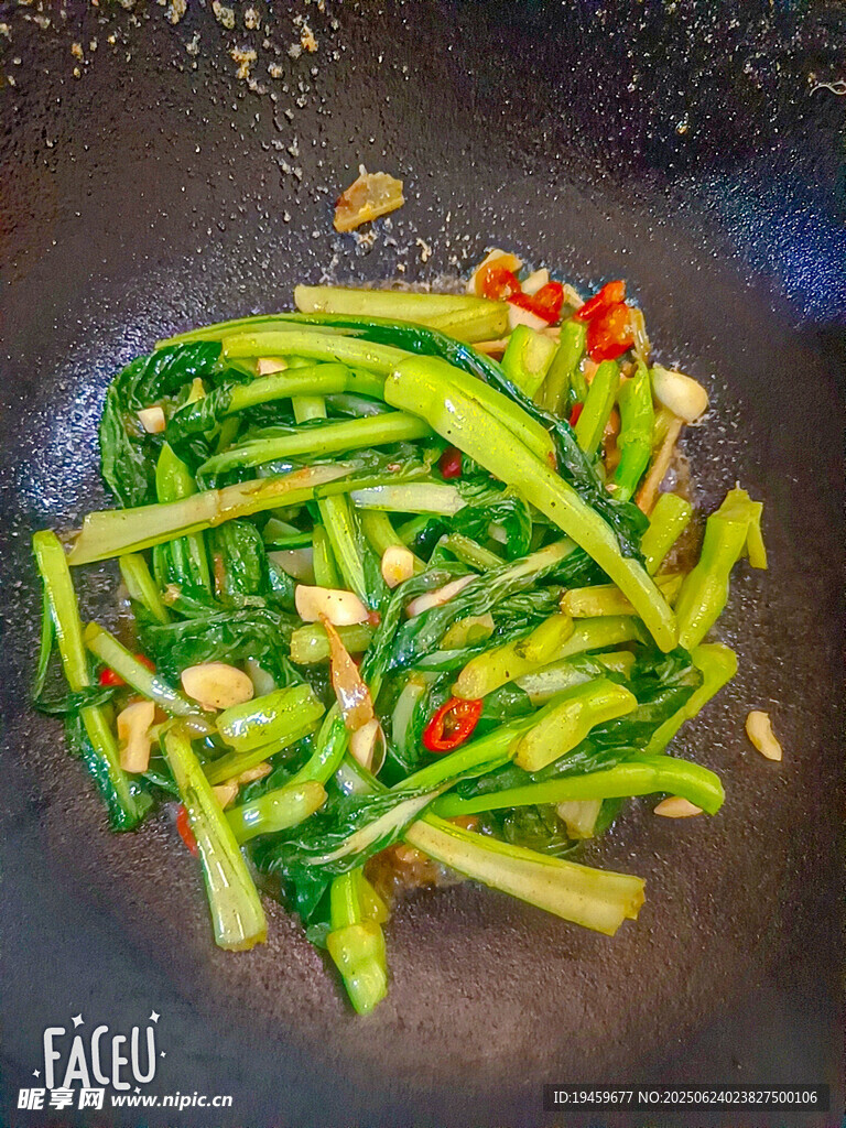 锅中炒制的鲜嫩青菜