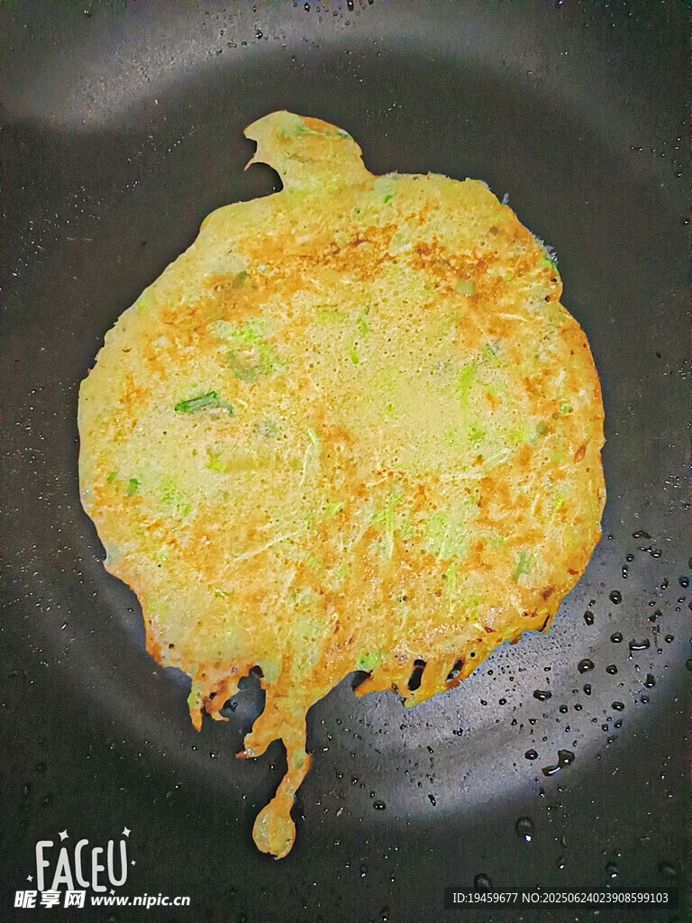 煎锅中的美味蔬菜鸡蛋饼