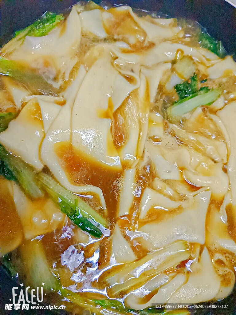 沸腾的青菜烩面