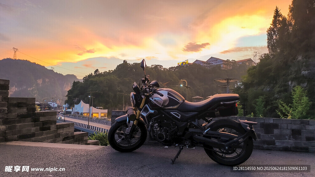 夕阳下的酷炫摩托车