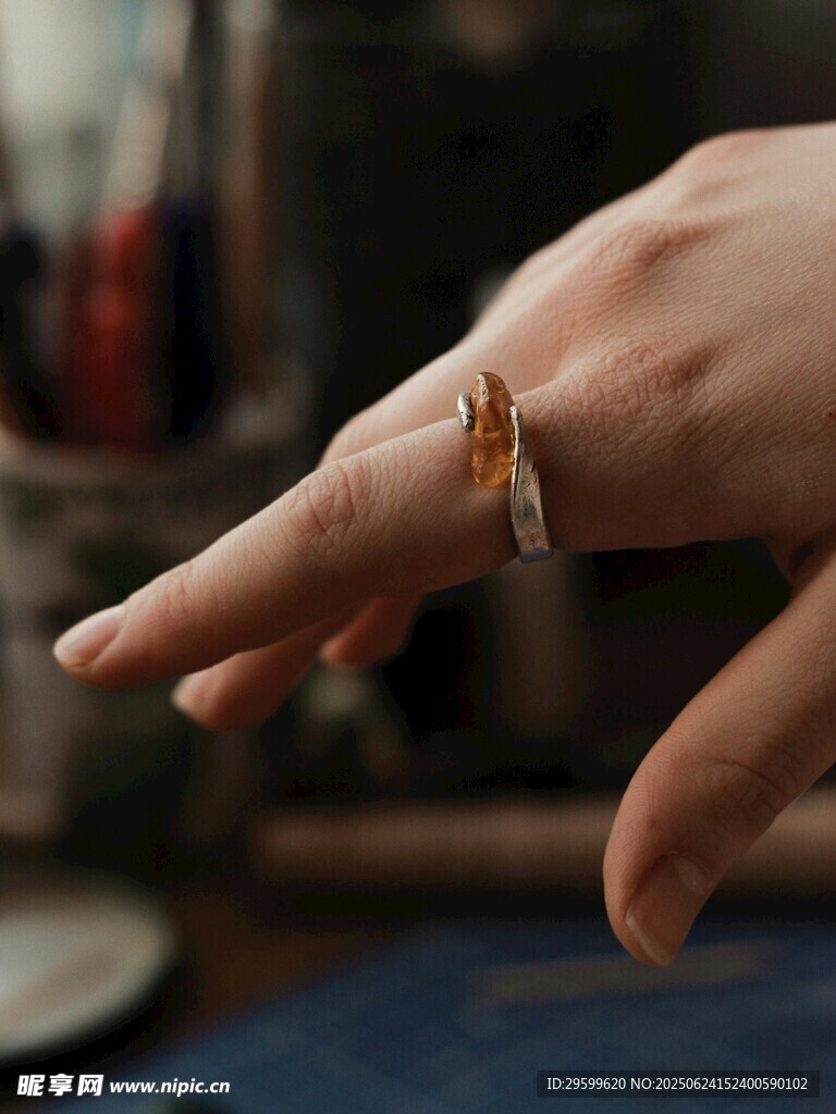 手指上的精美戒指