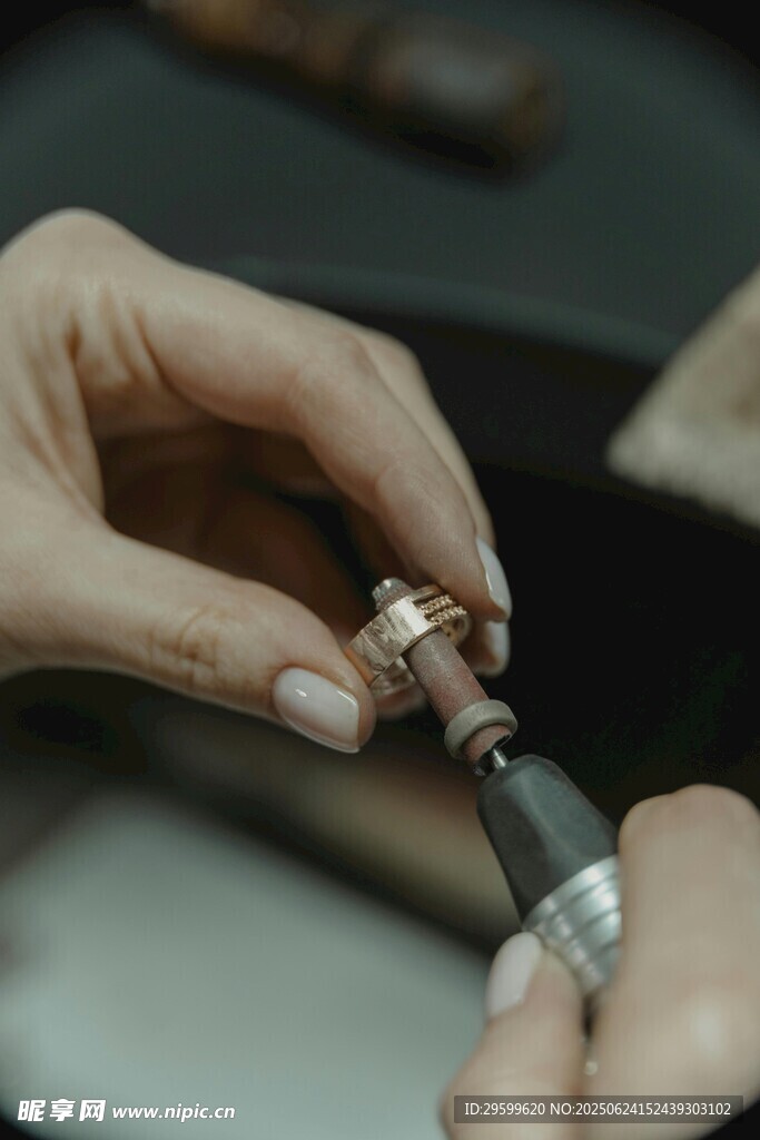 手工匠人专注打磨戒指
