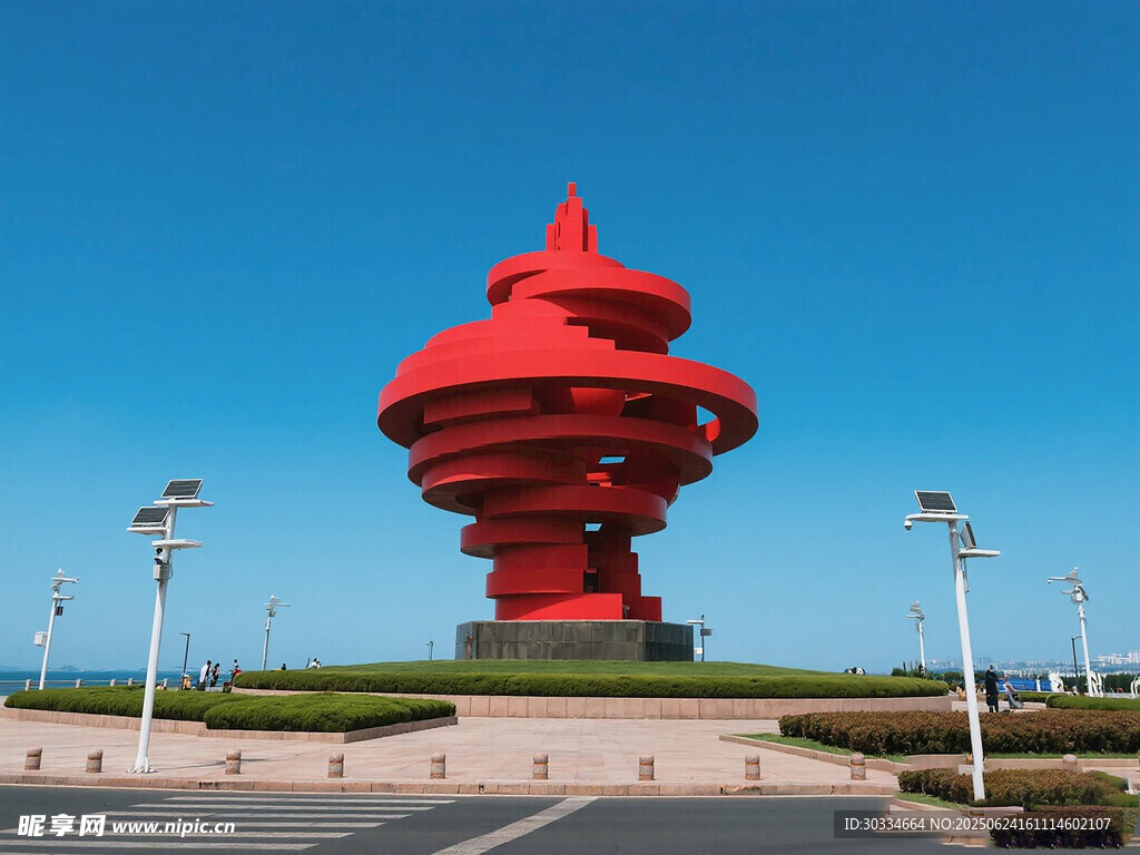 青岛五四广场标志性红色雕塑