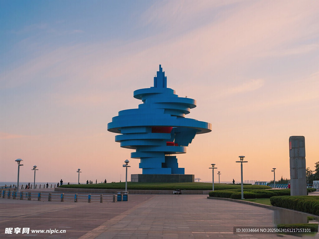 独特造型建筑屹立于广场