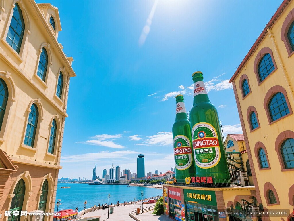 海滨街道的巨型啤酒瓶景观