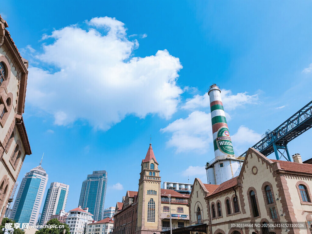 城市中古老与现代建筑景观