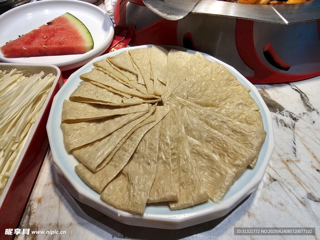 美味薄饼摆放在盘中