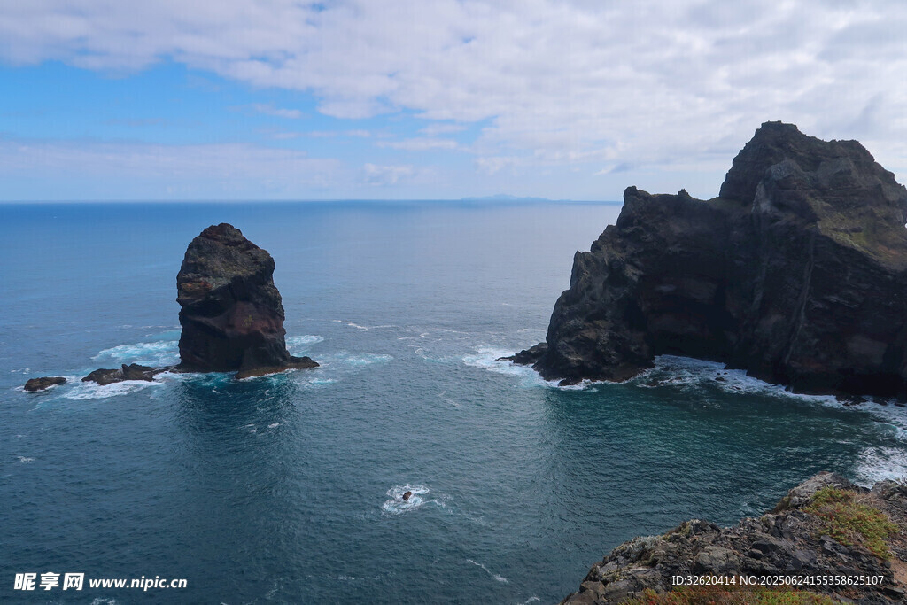 海边嶙峋礁石壮丽景观