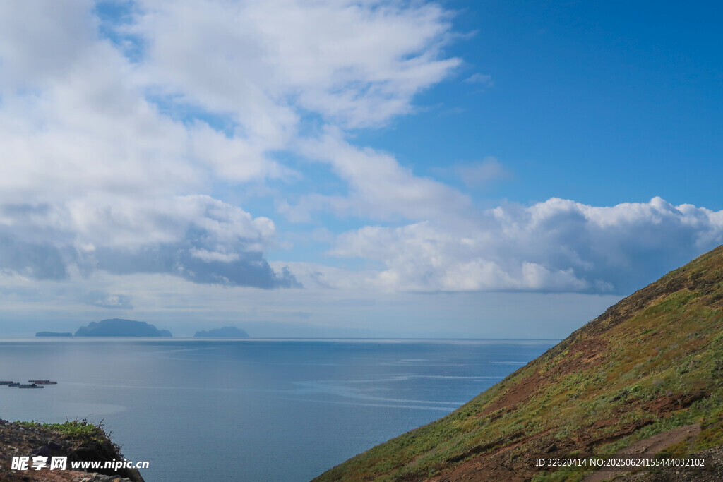 海边青山与蓝天白云美景