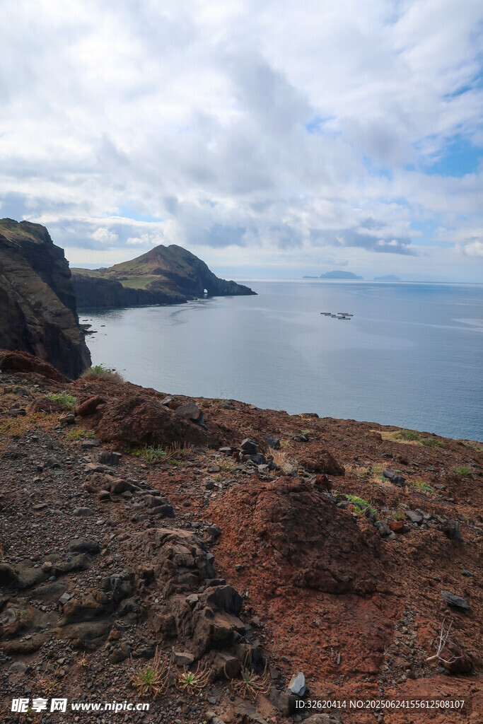 海岸边的壮丽自然景观