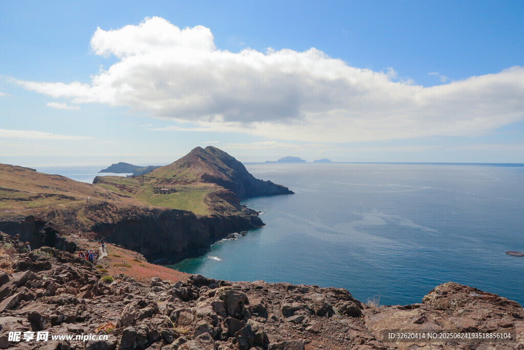 海边山峦美景