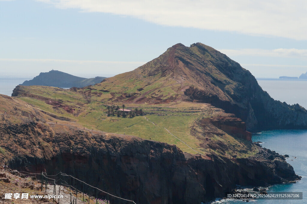 海岸边的翠绿山峦美景