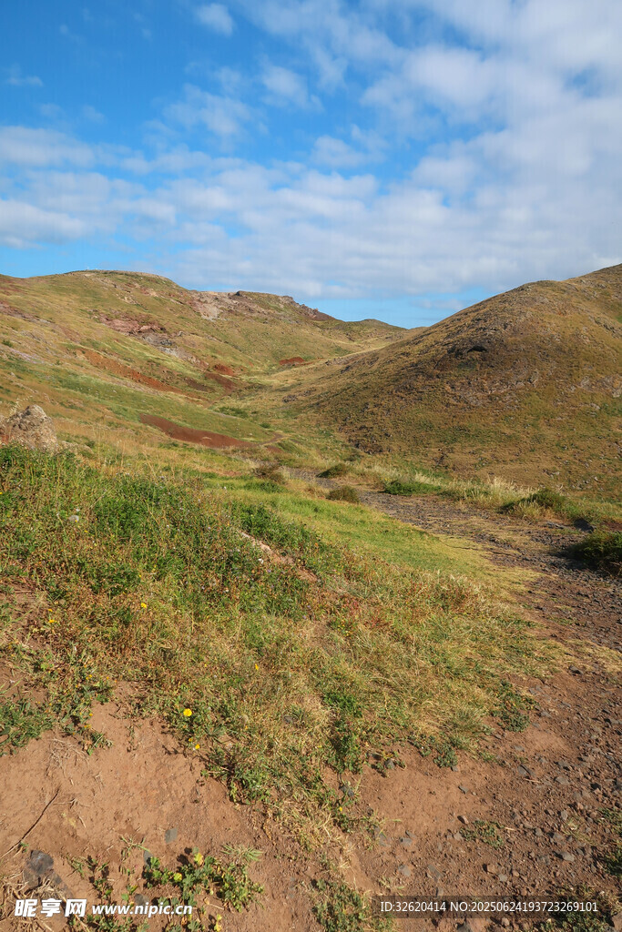 草原山丘风光