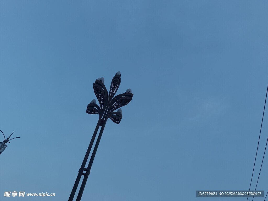 蓝天中的独特风车造型